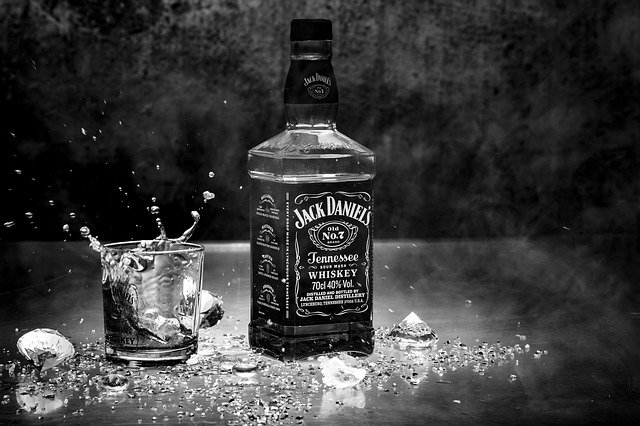 ジャックダニエルのボトルとグラス