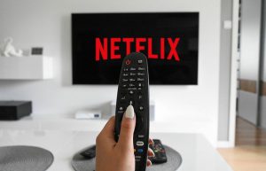 NETFLIXの文字が映るテレビの画面