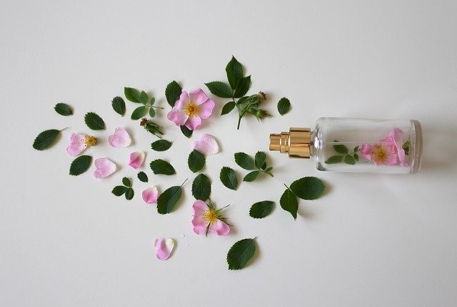 香水のボトルと花びら