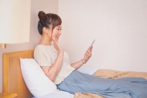 テレビ電話をする女性