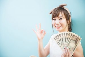 万札を持っている女性