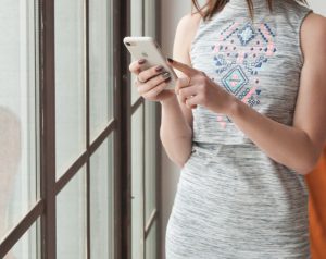 スマホを操作する女性