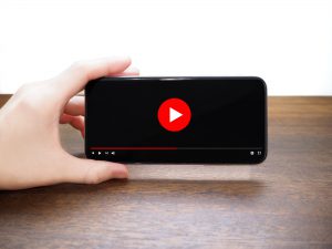 スマホで動画を見る女性の手