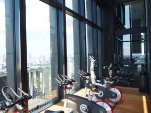 高層階のフィットネスジム