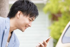 スマホを見てにやける男性