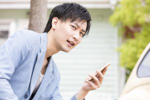 スマホを見る男性