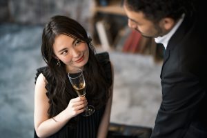 デートでお酒を飲む女性