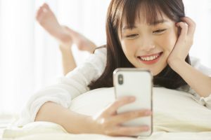 スマホを触る女性