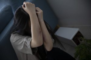 落ち込む女性