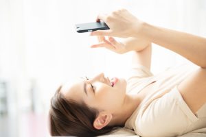 スマホを見る女性