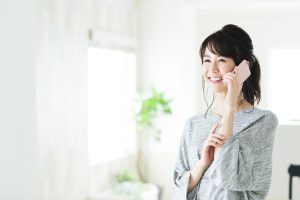 電話をする女性