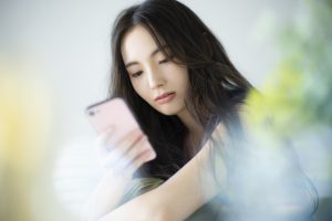 スマホを見る美人女性