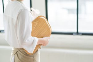 カフェの女性店員