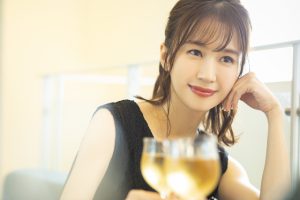 シャンパンを飲む美人女性