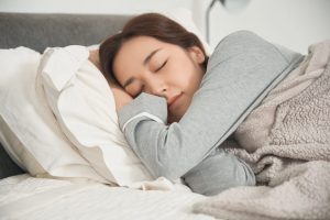 眠る女性