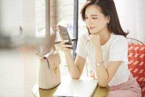 スマホを見る女性