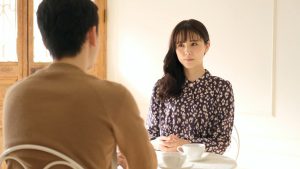 カフェで別れを告げる彼女