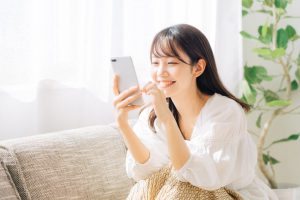 スマホを見る女性