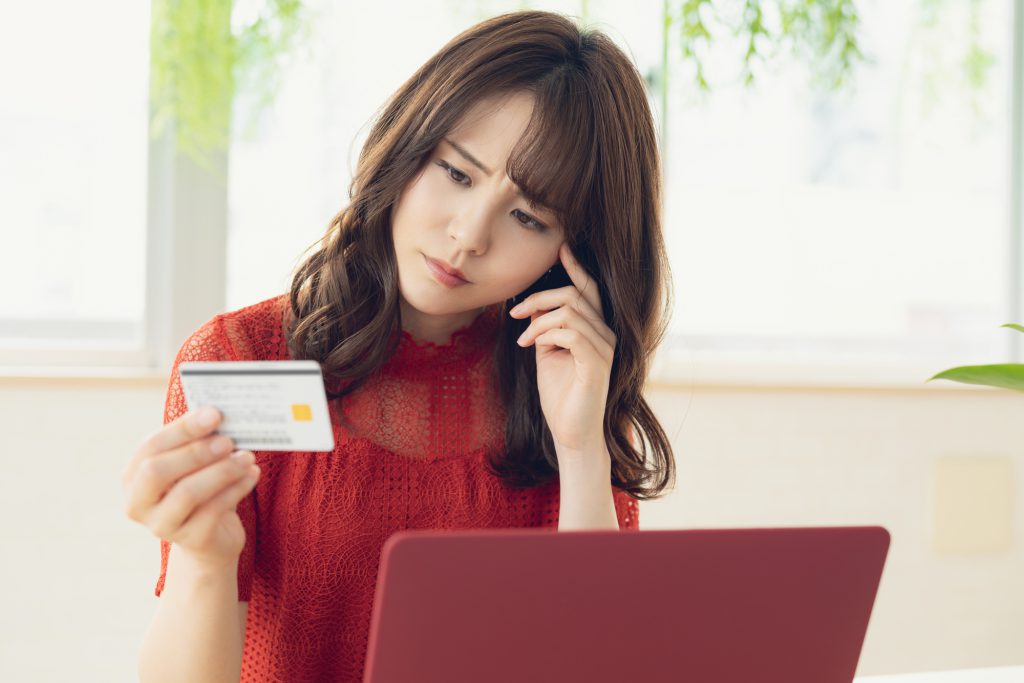 クレジットカードを見る女性