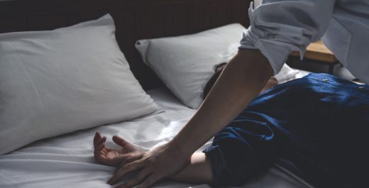 ベッドで抱き合うカップル