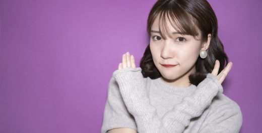 紫の背景紙　NGのポーズをとる女性